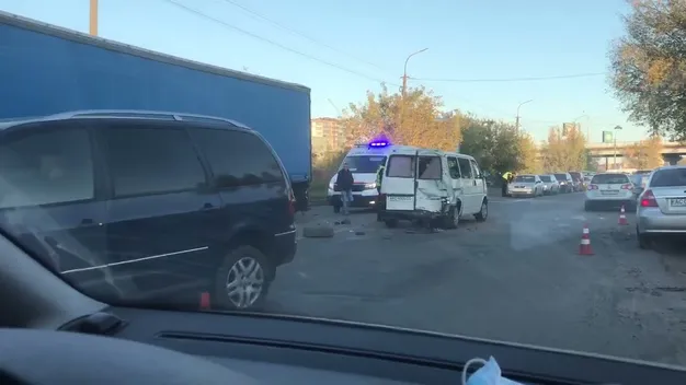У Луцьку – подвійна ДТП на Карпенка-Карого: на дорозі – затори (фото, відео)