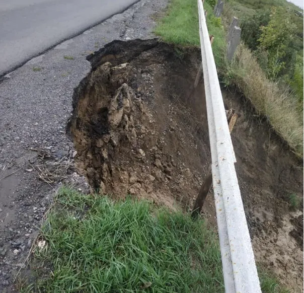 Потужна злива розмила узбіччя дороги Устилуг – Луцьк – Рівне (фото)