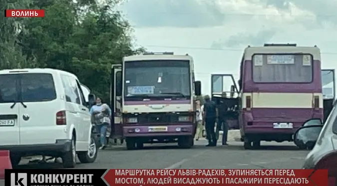 Доїхати можна: на трасі Луцьк-Львів людей пересаджують перед мостом (відео)