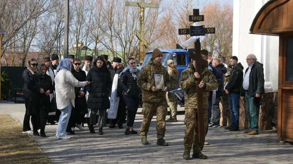 Врятована на фронті кішка Монка сиділа на труні: на Волині попрощалися з 23-річним азовцем «Фоксом» (фото)