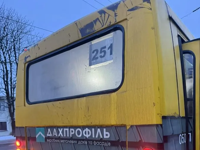 «Будете з відрами ходити»: водій луцької маршрутки образив родину загиблого військового (фото)