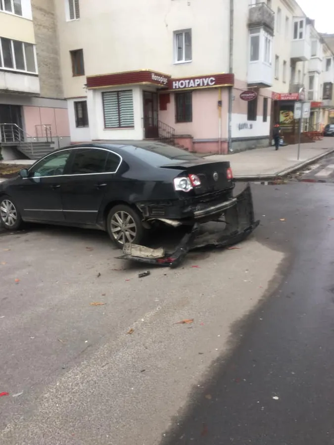 У Луцьку водій на «жигулях» розбив припаркований «фольксваген» (фото)
