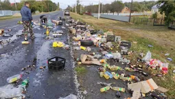 На Волині бус врізався у вантажівку: дорога – в олії та макаронах (фото)