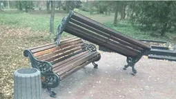 Вандали зробили "перестановку" в центральному парку Луцька (фото)
