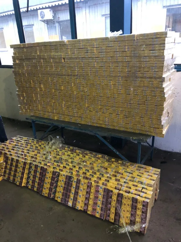 У «Домановому» у вантажівці зі склопакетами знайшли партію сигарет (фото, відео)
