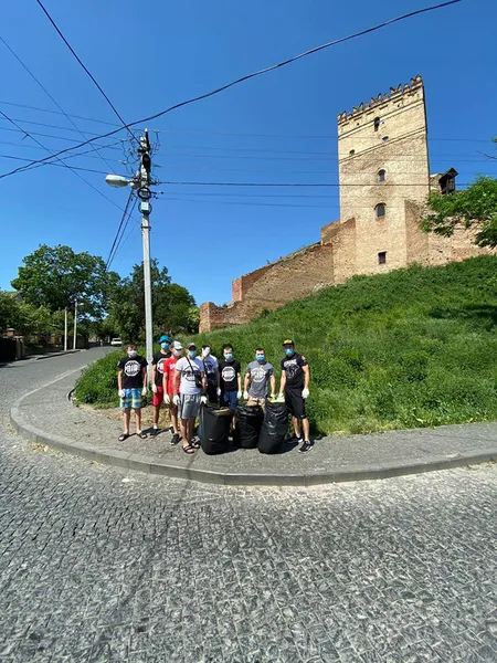 «Люди, припиніть »гадити« в себе під хатою!» – луцький спортсмен обурився через сміття біля замку