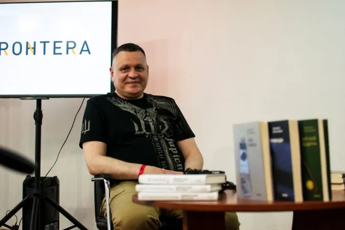 Мистецтво, зміни та міста: у Луцьку військовослужбовець Анатолій Дністровий презентував трилогію (фото)