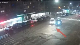 У центрі Луцька на світлофорі зіткнулися Renault і Mazda (відео)