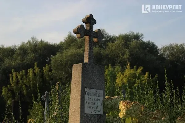 «Відьмина могила» і тривожна енергетика: що приховує давнє кладовище у Луцьку (фото)