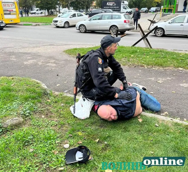 Хотів курити: у Луцьку затримали неадеквата, який розбив вітрину кіоску (фото, відео)