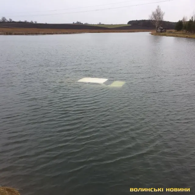У Луцькому районі з водойми витягли «жигулі» з трупом в салоні (фото)