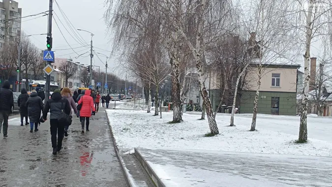 Засніжений березневий Луцьк (фото)