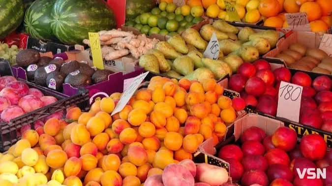 Сезон фруктів у розпалі: які ціни на ринках Луцька (фото)