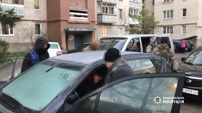 З'явилося відео затримання лучанина, який надсилав дітям порно