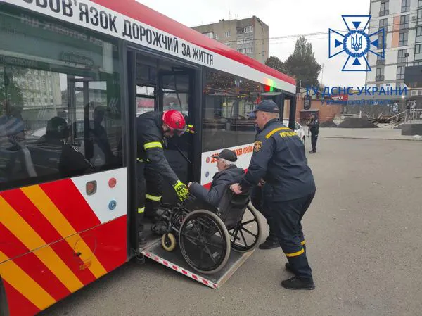 У Луцьку зустріли громадян, евакуйованих з геріатричного пансіонату на Харківщині (фото)
