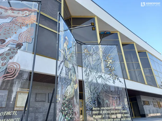 Мавка на плівці: у центрі Луцька монтують дивну конструкцію (фото)