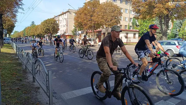З байкерами і поліцією: у Луцьку – велопробіг у вишиванках (фото, відео)