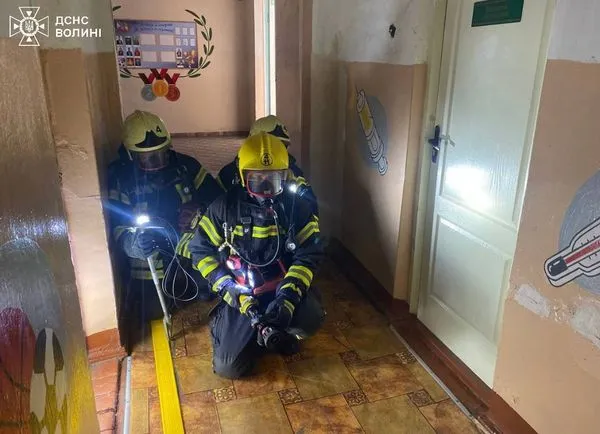У закладі освіти в Ковелі працювали пожежники і медики: що сталося (фото)