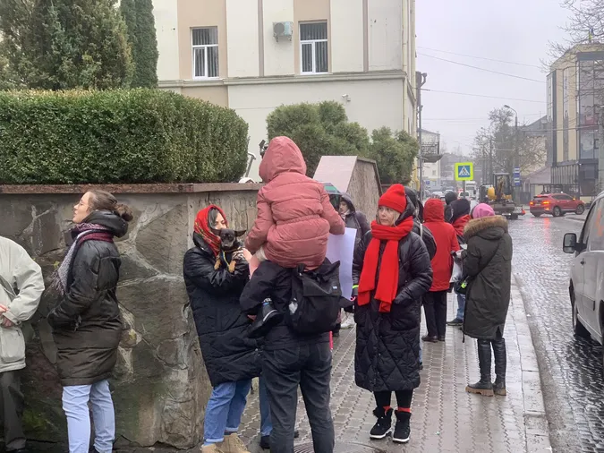 Перед початком бюджетних слухань у Луцьку повідомили про «замінування» міської ради (фото, відео)
