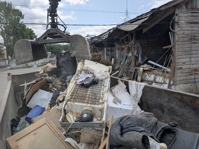 120 тонн «відходів руйнації»: у Луцьку ліквідовують наслідки вибухів (фото)