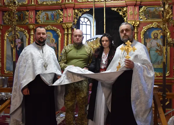 У Луцьку прикордонник, який повернувся із зони бойових дій, повінчався з дружиною (фото)
