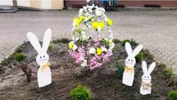 У центрі Любешева встановили великодні інсталяції