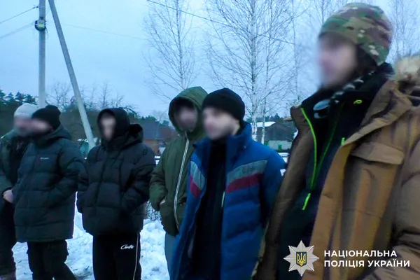 За 80 тисяч доларів ховав «клієнтів» у багажнику: на Рівненщині затримали перевізника ухилянтів