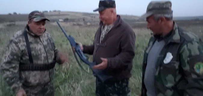Волинські екоінспектори зловили браконьєра та палійку трави (фото)