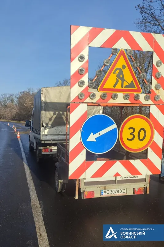 Ліквідовують вибоїни: у Підгайцях ремонтують дорогу (фото)