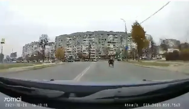 «Безсмертний» візочник у Луцьку лякає водіїв (відео)