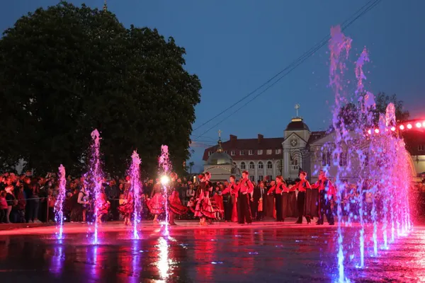 Неймовірне шоу: у Луцьку відкрили світломузичний фонтан (фото)