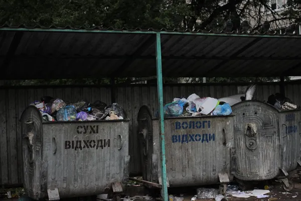 Лучани скаржаться на невивезене сміття (фото)