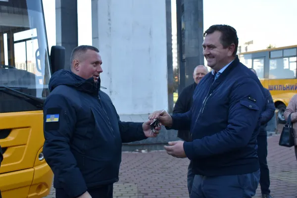 П'ять громад на Волині отримали шкільні автобуси