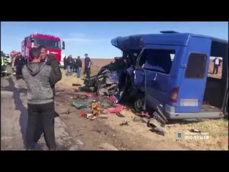 На Одещині маршрутка зіткнулася з вантажівкою: 9 загиблих (відео)