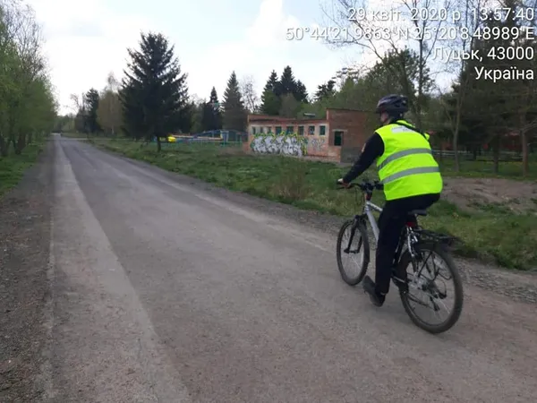 Муніципали сіли на велосипеди, щоб у парках Луцька пильнувати порушників (ФОТО)