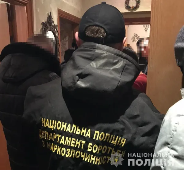 Амфетамін, метадон: у Луцьку обшукали помешкання наркоторговців (фото, відео)
