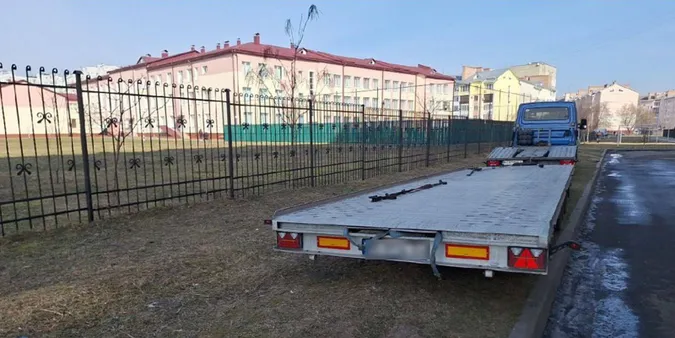 У Луцьку водіїв, які нищать газони, покарали муніципали (фото)