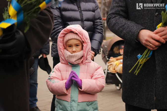 Квіти та сотні людей: у Луцьку вшанували пам'ять героїв Небесної Сотні (фото, відео)