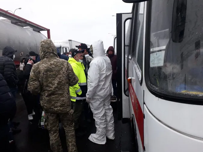 Як на кордоні заробляють на українцях, які повертаються додому
