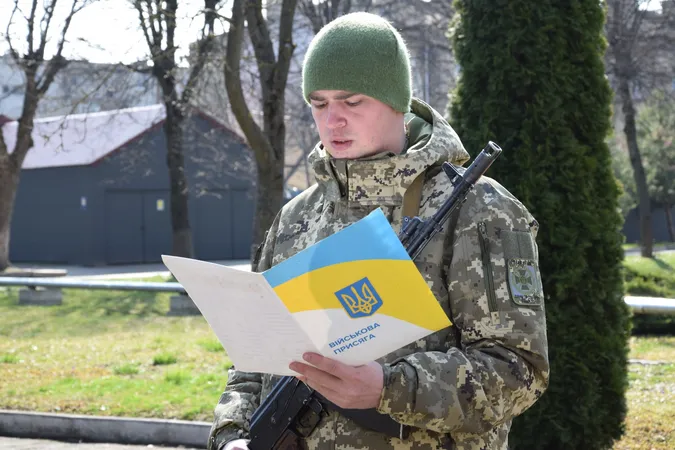Мобілізовані та контрактники, чоловіки та жінки: у Луцьку склали присягу прикордонники (фото)