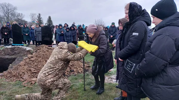 Громада на Волині попрощалася з полеглим воїном Миколою Фурманюком (фото)