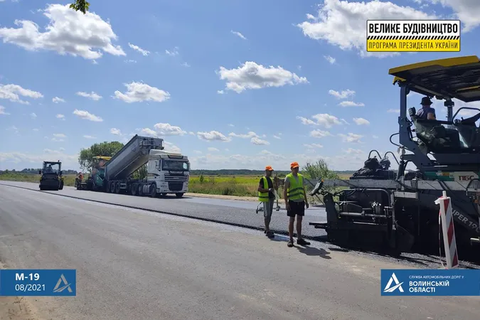 Працювали вдень і вночі: на Волині закінчили ще 7 кілометрів автошляху (фото)