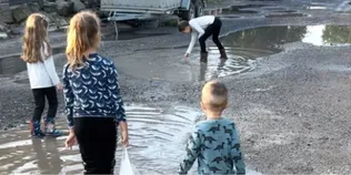 Ями, болото після дощу і жодного тротуару: у Луцьку жителі Степової чекають на ремонт дороги (фото, відео)