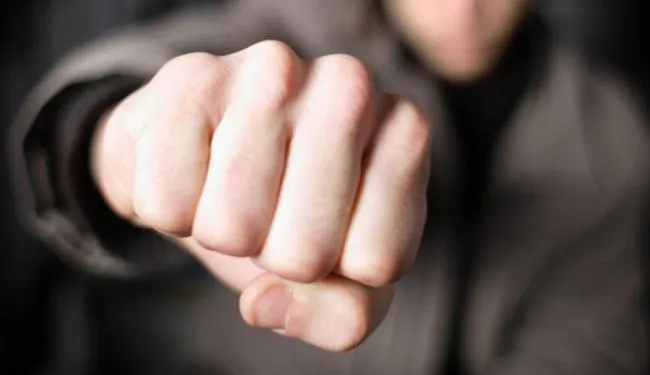 Побив подругу та поліцейську: волинянину «світить» строк