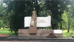 Наркодилери осквернили скульптуру Лесі Українки в луцькому парку (фотофакт)