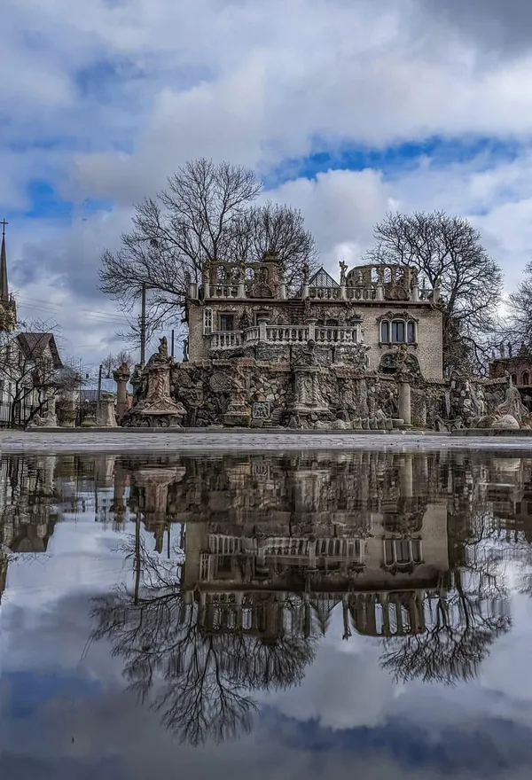 У Луцьку до «Будинку з химерами» підступає вода (фото)