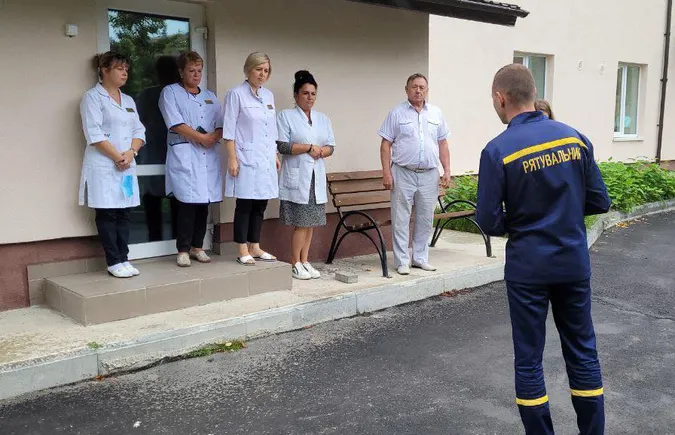 Нововолинських медиків вчили гасити пожежі (фото)