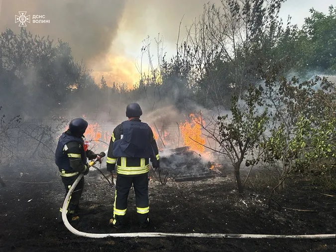 Там нема живого місця: як волинські рятувальники виконують завдання у Лиманській громаді на Донеччині (фото)