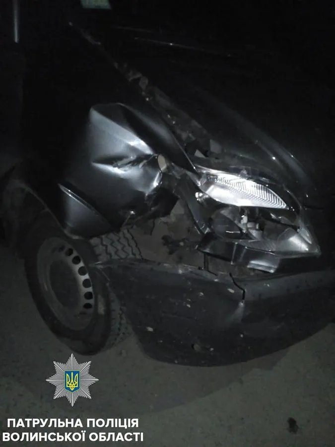 У Луцьку п'яний водій в'їхав у припарковане авто (фото)