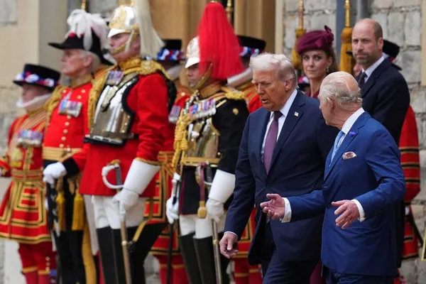 Трамп прибув до Британії на зустріч із королем Чарльзом: у Лондоні протести (фото)